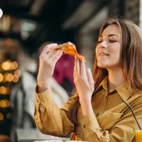 девушка хочет пиццу