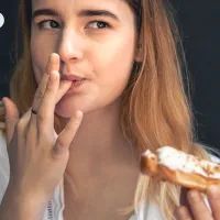 девушка ест