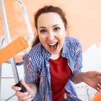 девушка красит