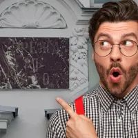 Загадочная вывеска на фасаде дома XIX века