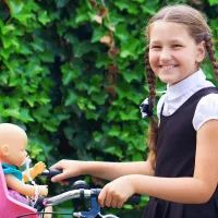 Школьница с куклой