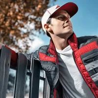 мужчина и забор