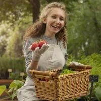 Девушка с овощами