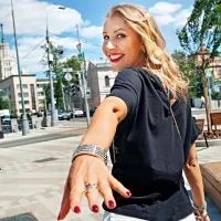 девушка показывает Москву