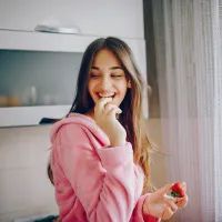 девушка ест