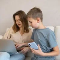 родитель и ребенок в Сети