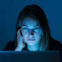 девушка с ноутбуком