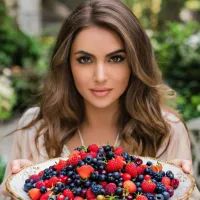 девушка с ягодами
