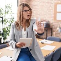 сотрудница