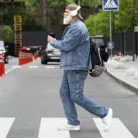 Дедушка в наушниках