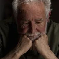 Грустный мужчина