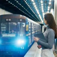 Метро, девушка