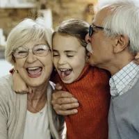 Бабушка и дедушка с внуком