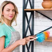 Женщина вытирает пыль