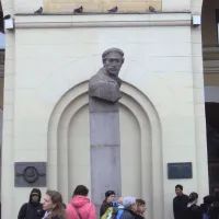 Памятник у метро «Добрынинская»