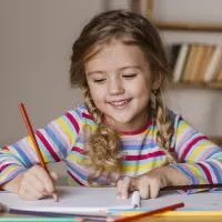 Ребёнок делает домашнее задание