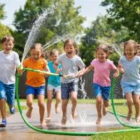 дети со шлангом