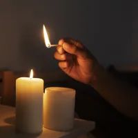 Свечи, рука, спичка