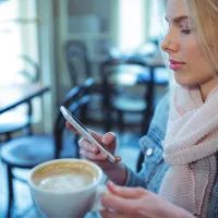 Девушка в кафе