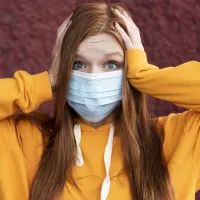 Девушка в маске