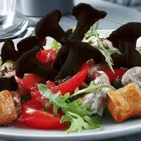 Блюдо с черными лисичками