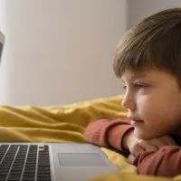 Ребенок смотрит мультики