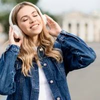 Девушка, музыка