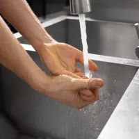 Вода в кране, руки