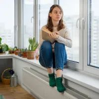 Девушка, квартира, окно