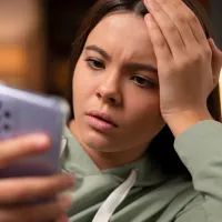 Девушка со смартфоном