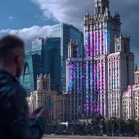 Мужчина, здание