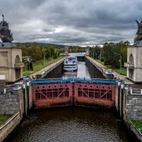 Каравеллы на башнях шлюза