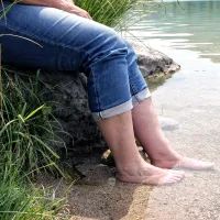 Босые ноги, экотропа, вода