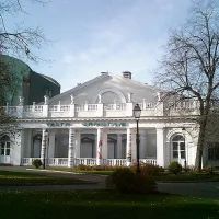 Театр «Эрмитаж» в центре сада