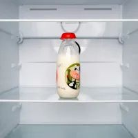 молоко в холодильнике