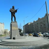 Памятник Калашникову