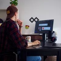 перед компьютером