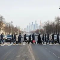 Люди, пешеходный переход