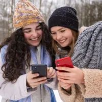 Девушки, зима, смартфоны