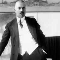 А. В. Щусев с проектными чертежами Казанского вокзала