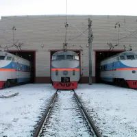 Вагоны ЭР200-1 (слева и справа) и ЭР200-2