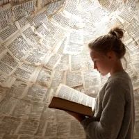 Девушка читает, арт