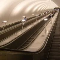 Тоннельные эскалаторы на станции «Марьина Роща» Московского метрополитена