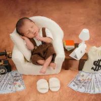 Новорождённый среди игрушечных денег