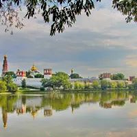 Вид на монастырь с противоположного берега Большого Новодевичьего пруда