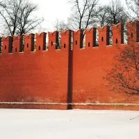 Зубцы на стене Московского Кремля