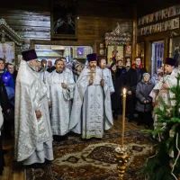 В храме, арт