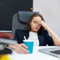 Уставшая женщина на работе