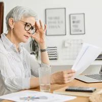 Пожилая женщина, документы