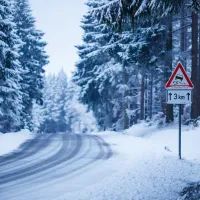 Зима, дорожный знак